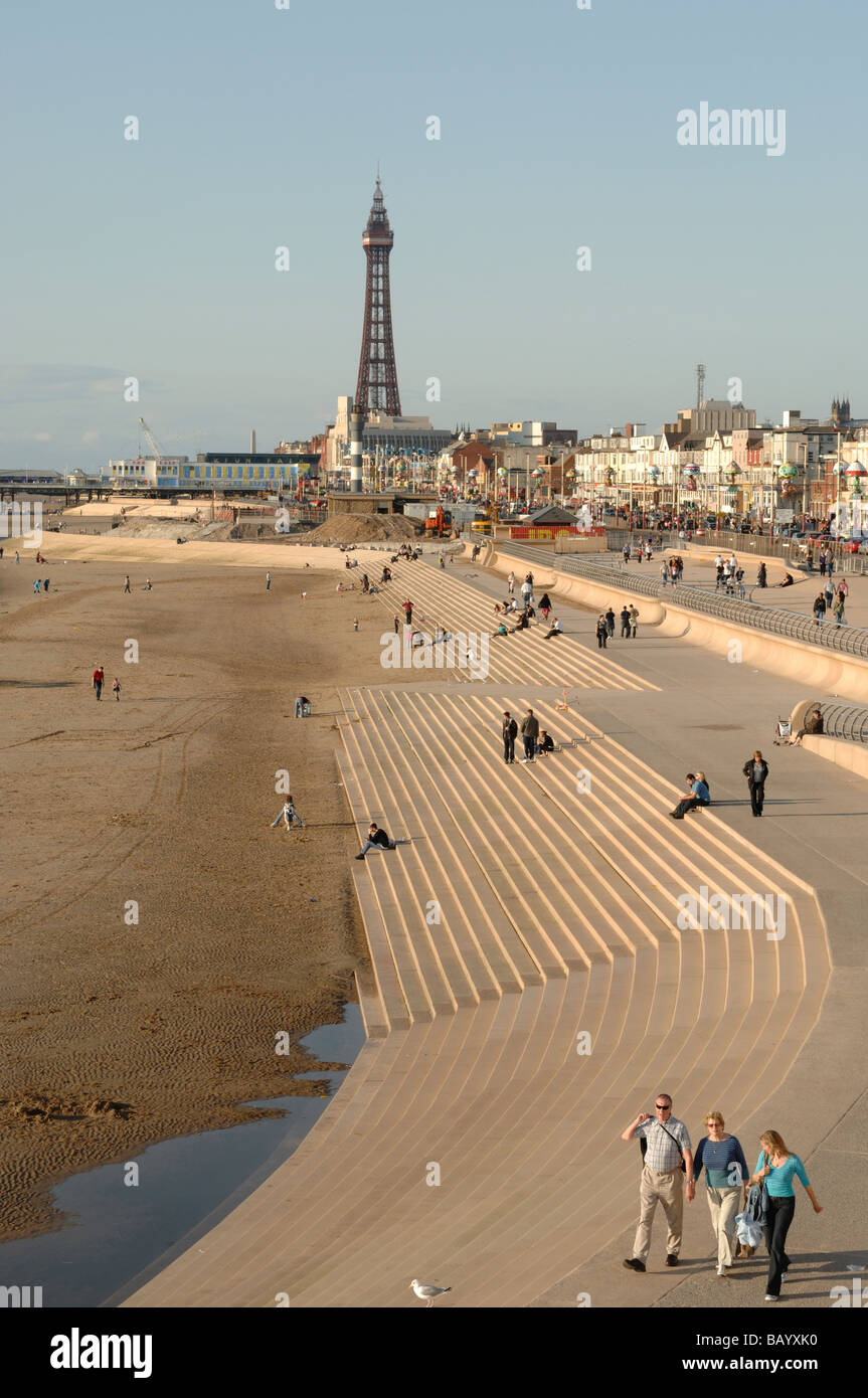 Plage de Blackpool à marée basse avec la tour en arrière-plan et le nouveau mur de défense de la mer le long de la promenade sud Banque D'Images