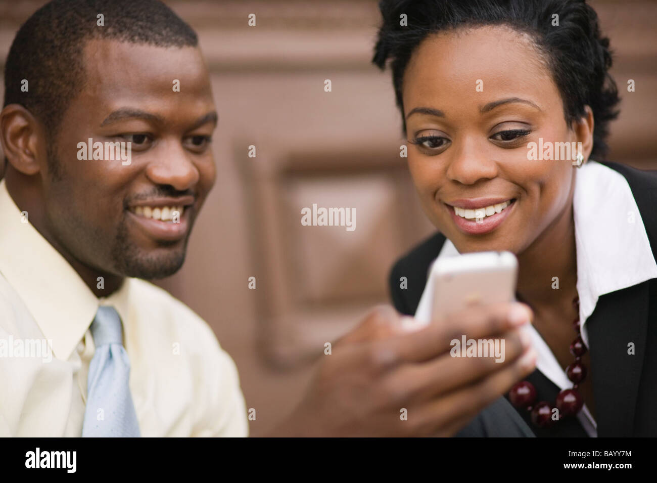African business people looking at cell phone Banque D'Images