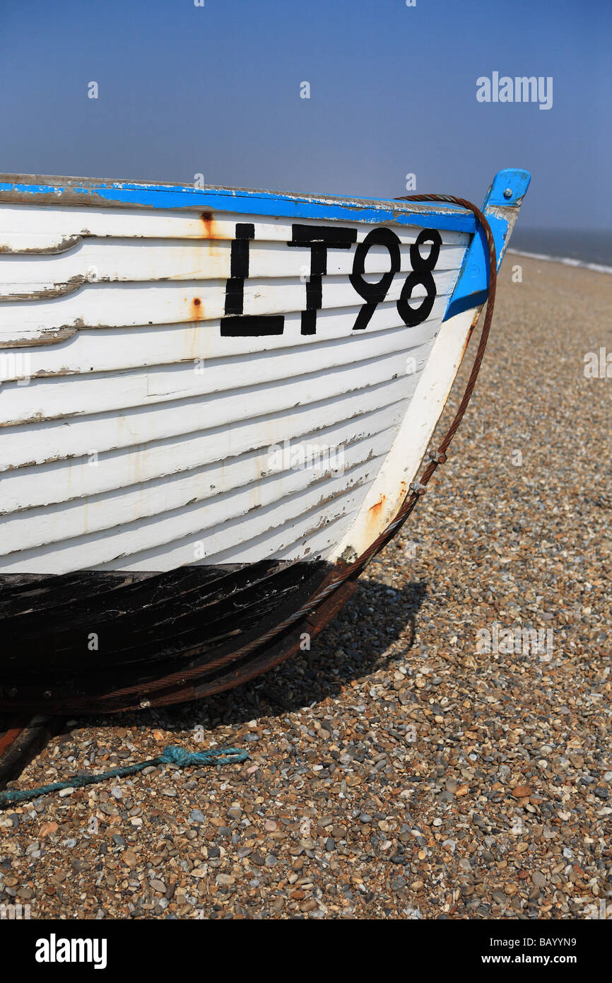 La proue d'un bateau de pêche construit à clins sur la plage de galets à Dunwich, Suffolk, Angleterre, RU Banque D'Images