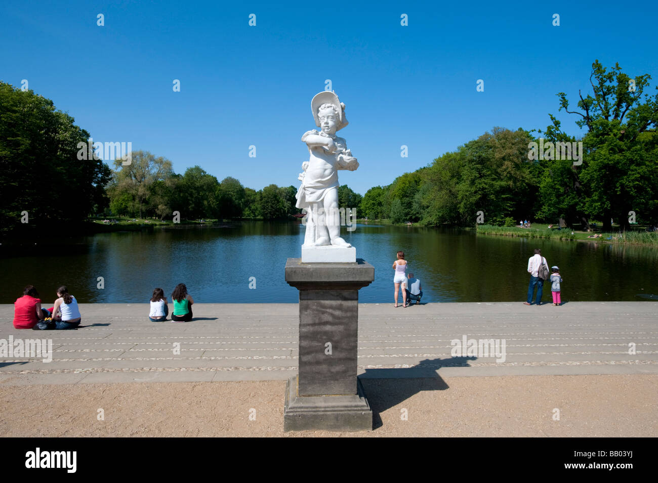 À côté de la sculpture dans les jardins du lac à côté de Schloss Charlottenburg à Berlin Banque D'Images