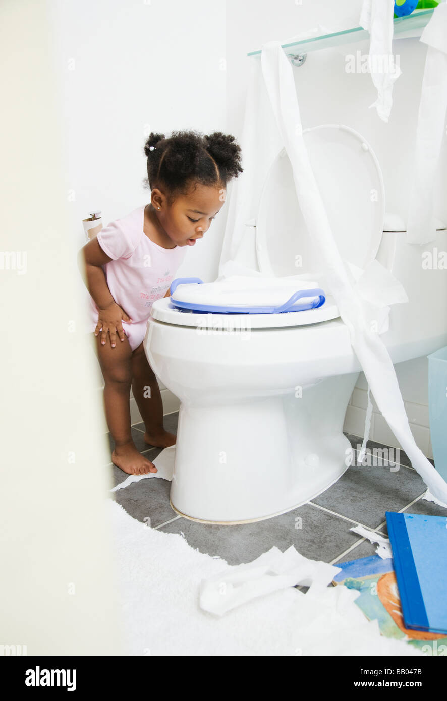 African American girl à en toilettes Banque D'Images