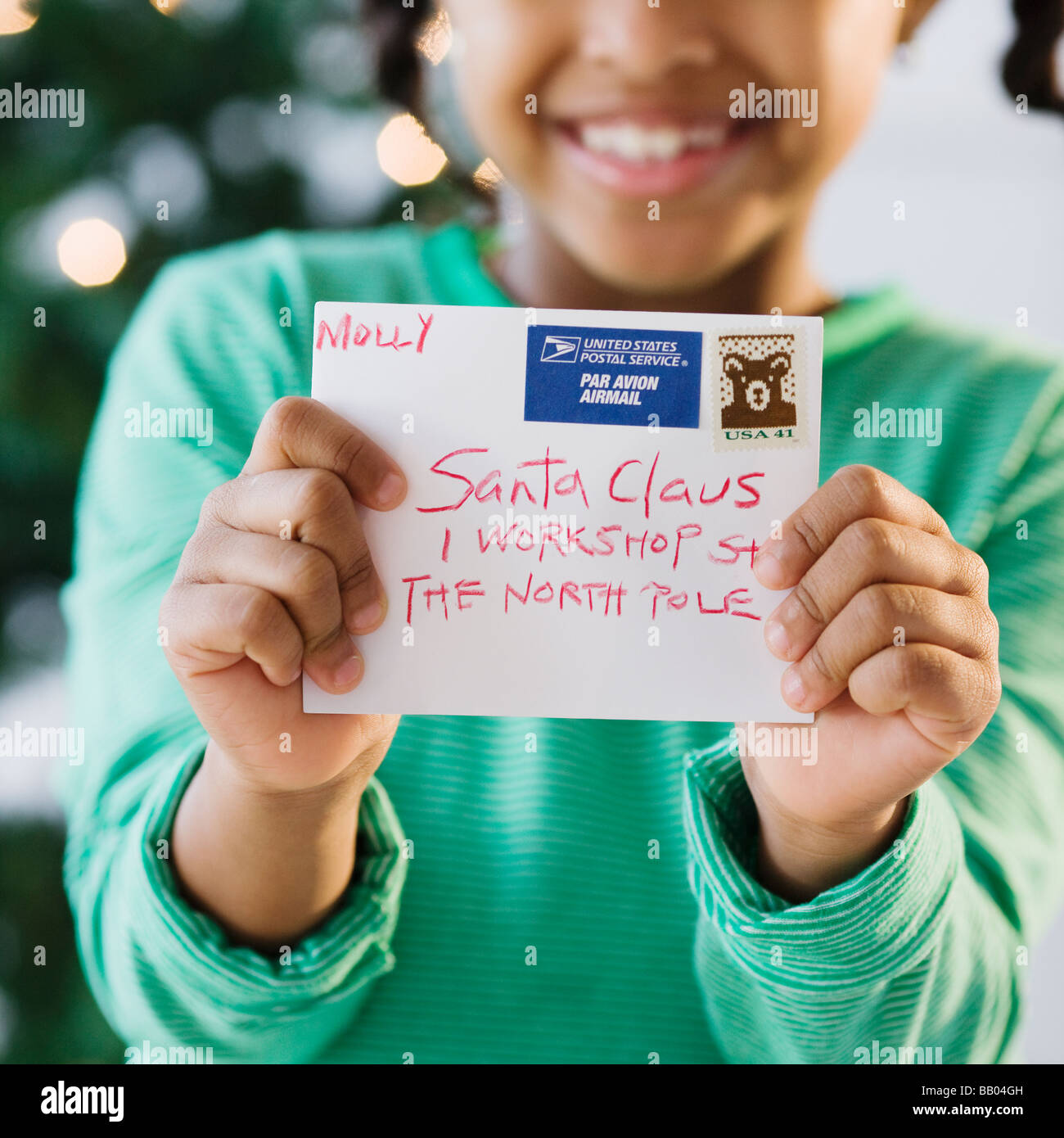 African American girl holding lettre au Père Noël Banque D'Images