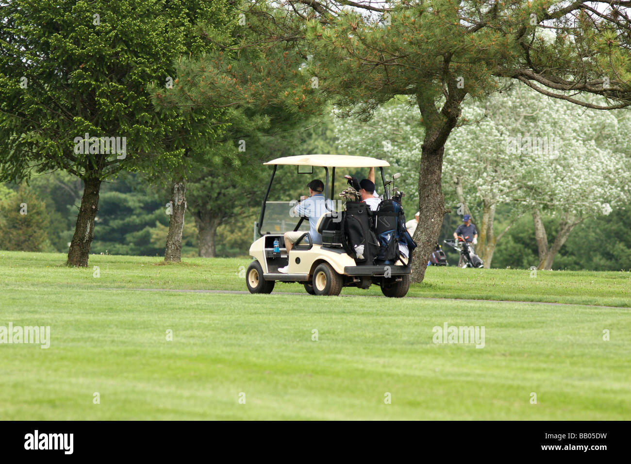 Jouer au golf sur un terrain de golf public. Banque D'Images