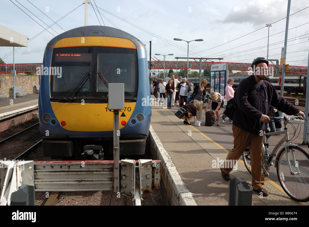 Les passagers partent dans un train à la gare de Cambridge Banque D'Images