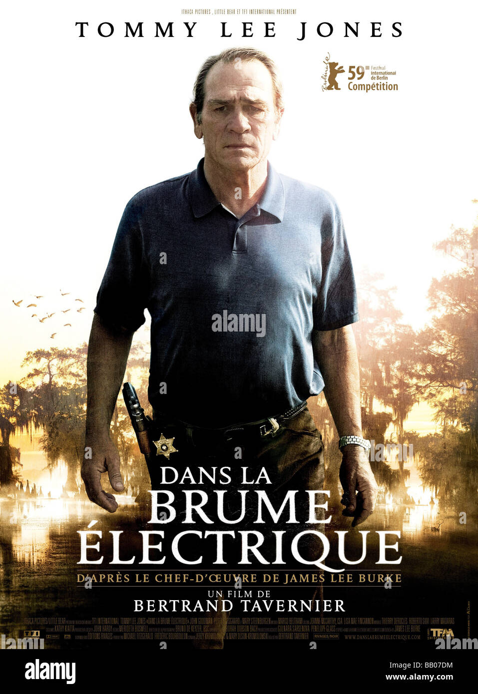 Dans la brume électrique Année : 2009 France / USA Réalisateur : Bertrand Tavernier, Tommy Lee Jones Film poster (Fr) Adaptation d'un roman de James Lee Burke Banque D'Images