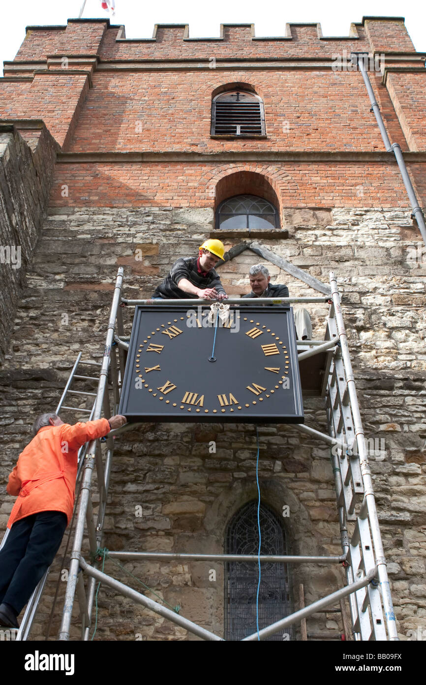 Remplacement d'une horloge sur un clocher d'église, England, UK Banque D'Images