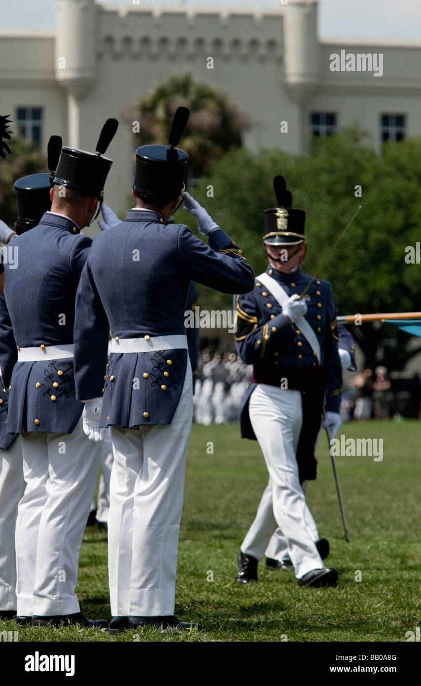 Les cadets supérieurs diplômés salute underclassmen durant la longue ligne grise cérémonie le 8 mai 2009 à la Citadelle de Charlesto Banque D'Images