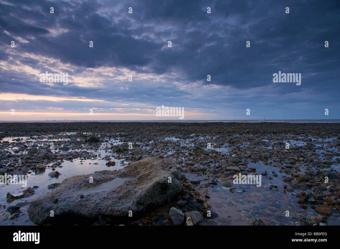 Seascape tourné sur la plage au nord, l'île de Sheppey Swale - 10 mai 2009 Banque D'Images