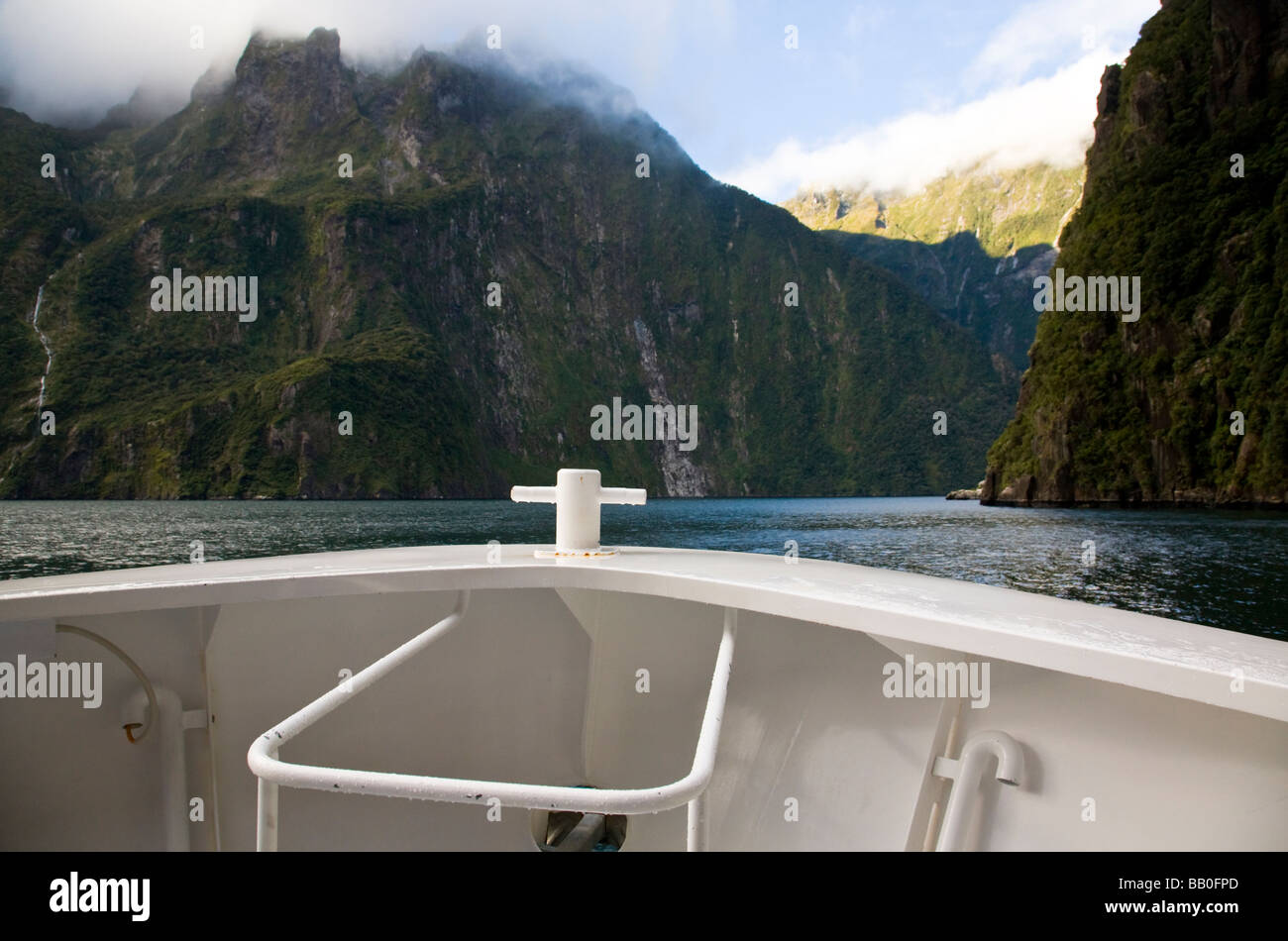 La proue d'un navire de croisière à Milford Sound ile sud Nouvelle Zelande Banque D'Images