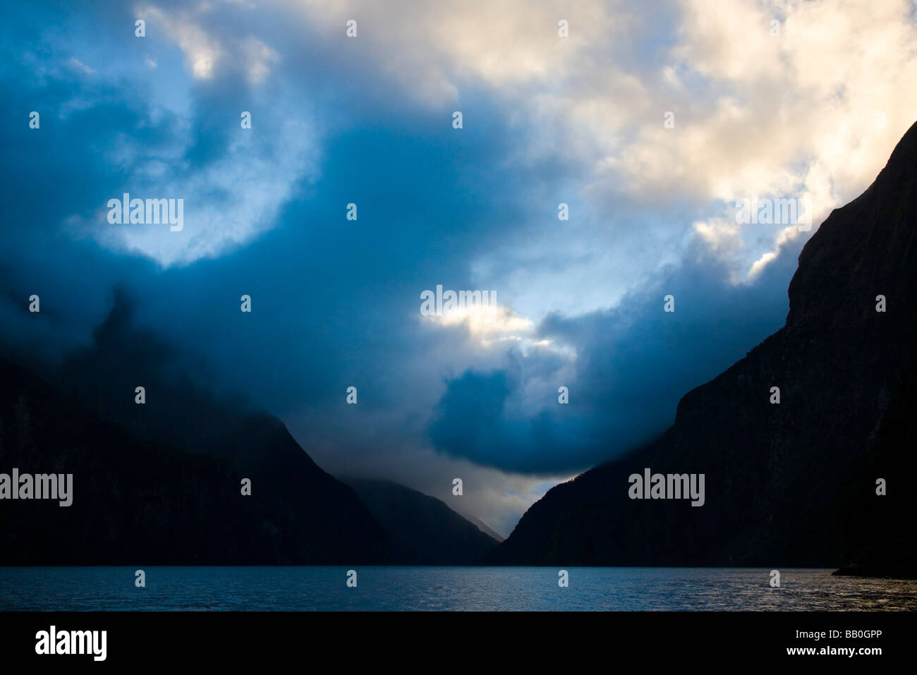 Lumière dramatique Milford Sound en Nouvelle-Zélande Banque D'Images