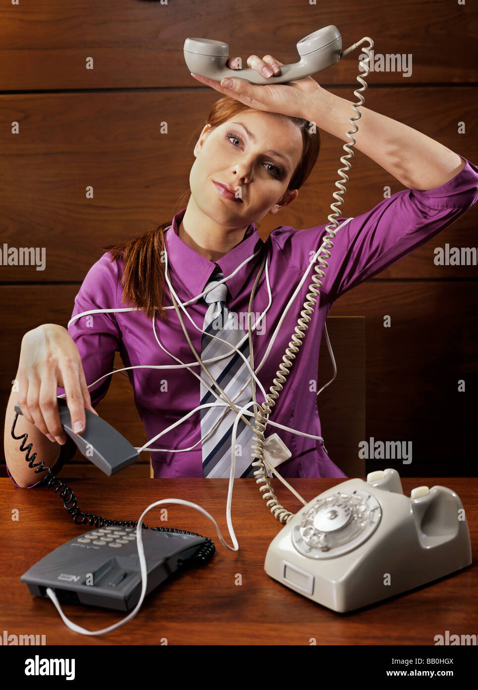 Les gens, femme, 25-30, rouge, rousse, travail, égalité, office, geste, mime, fatigue, tristesse, câble, câbles, attaché, téléphone, telepho Banque D'Images