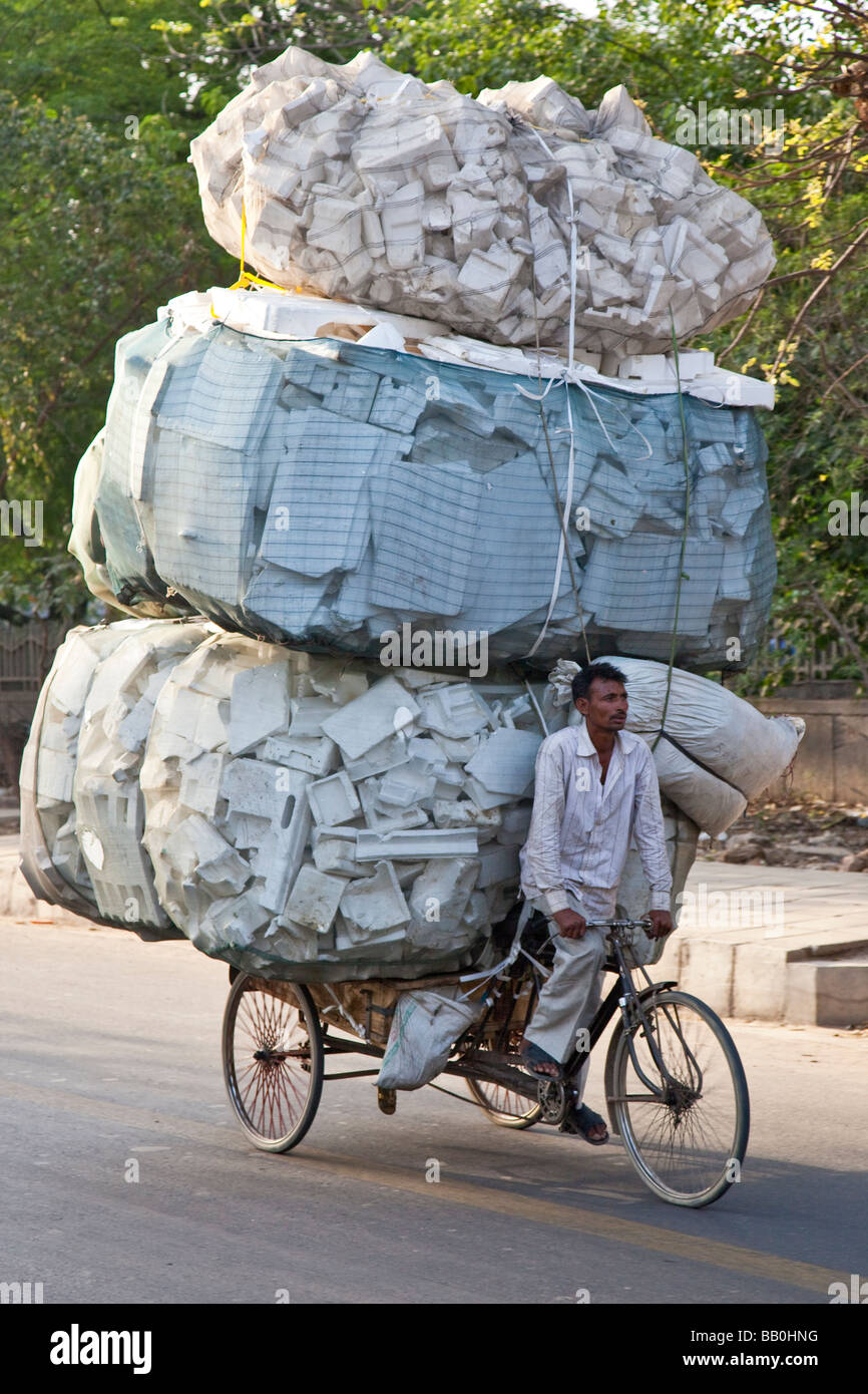 Recycleur indien avec une charge de styromousse à Delhi Inde Banque D'Images