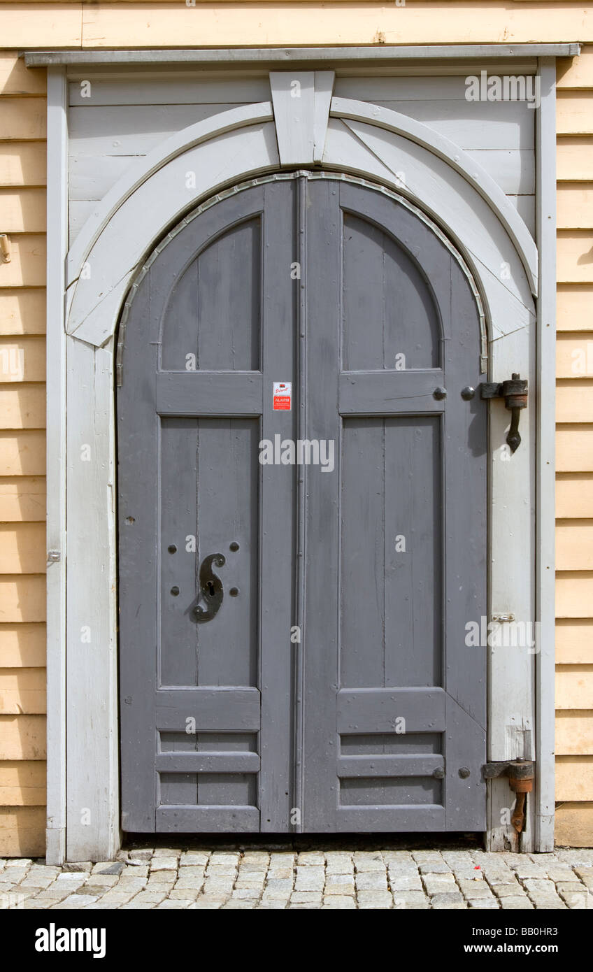 Porte dans une des anciennes maisons sur le quai hanséatique / quai de la Bryggen, Bergen, Norvège Banque D'Images