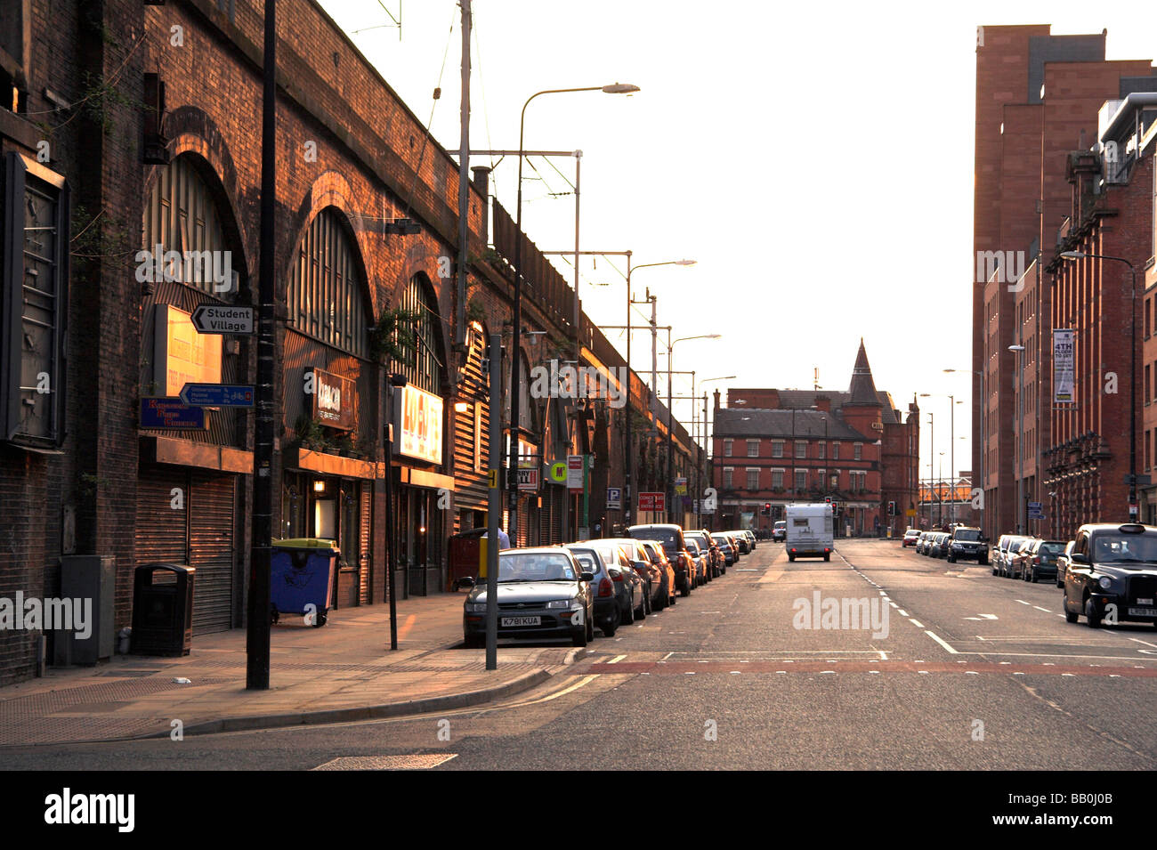 Arches de fer, Whitworth Street West, près de Oxford Road Station, avec la Ville Road Inn pub à la fin, Manchester, UK Banque D'Images