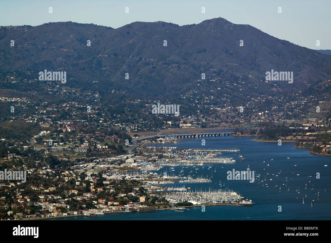 Vue aérienne au-dessus de la baie de Richardson et Sausalito Marin County Californie Mont Tamalpais Banque D'Images