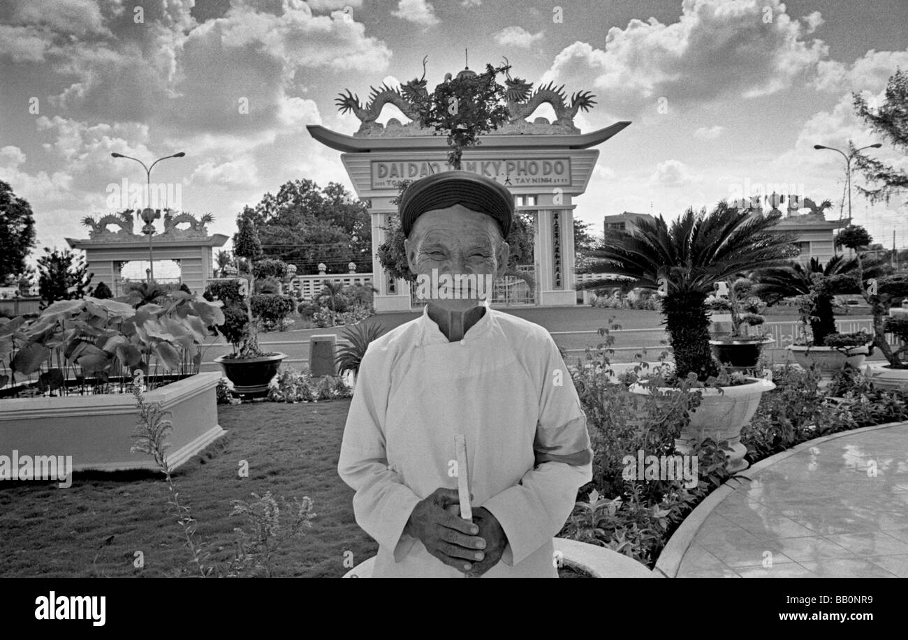 Le moine dans le Temple de la secte de Tay Ninh Caodai près de Saigon au Vietnam Banque D'Images