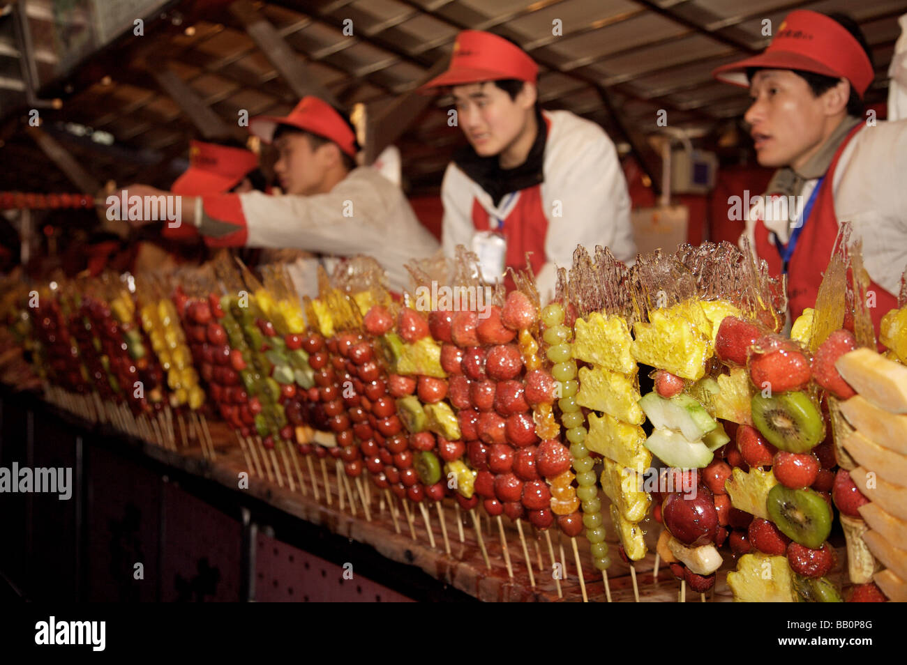 Night Market stall fruits confits vente Beijing Chine Banque D'Images