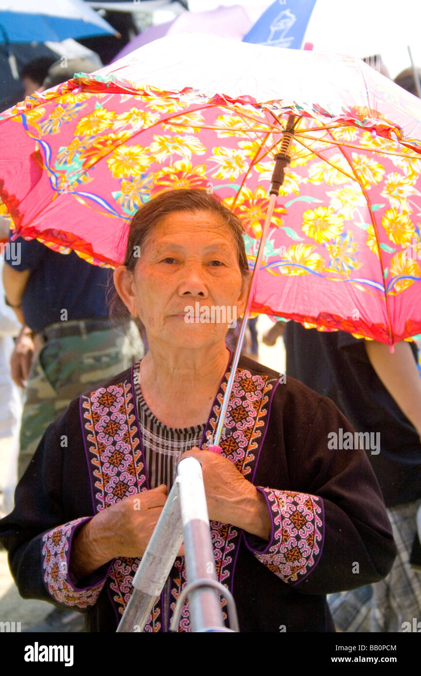 Personnes âgées attrayant femme asiatique Hmong avec parasol dans la zone commerciale. Sports Festival Hmong McMurray Domaine St Paul Minnesota USA Banque D'Images