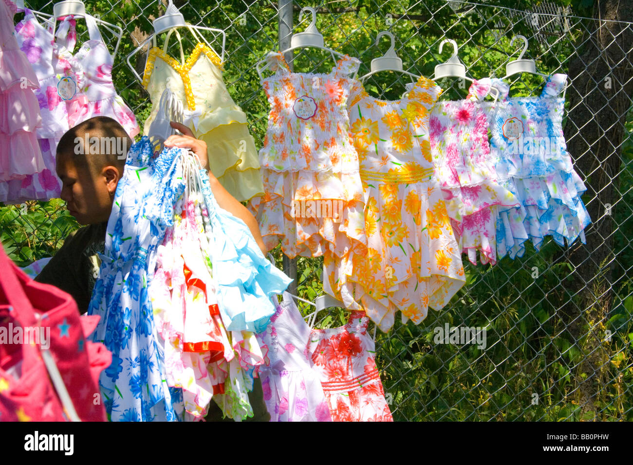 Greffier afficher les enfants asiatiques Hmong's robes dans une boutique. Sports Festival Hmong McMurray Domaine St Paul Minnesota USA Banque D'Images