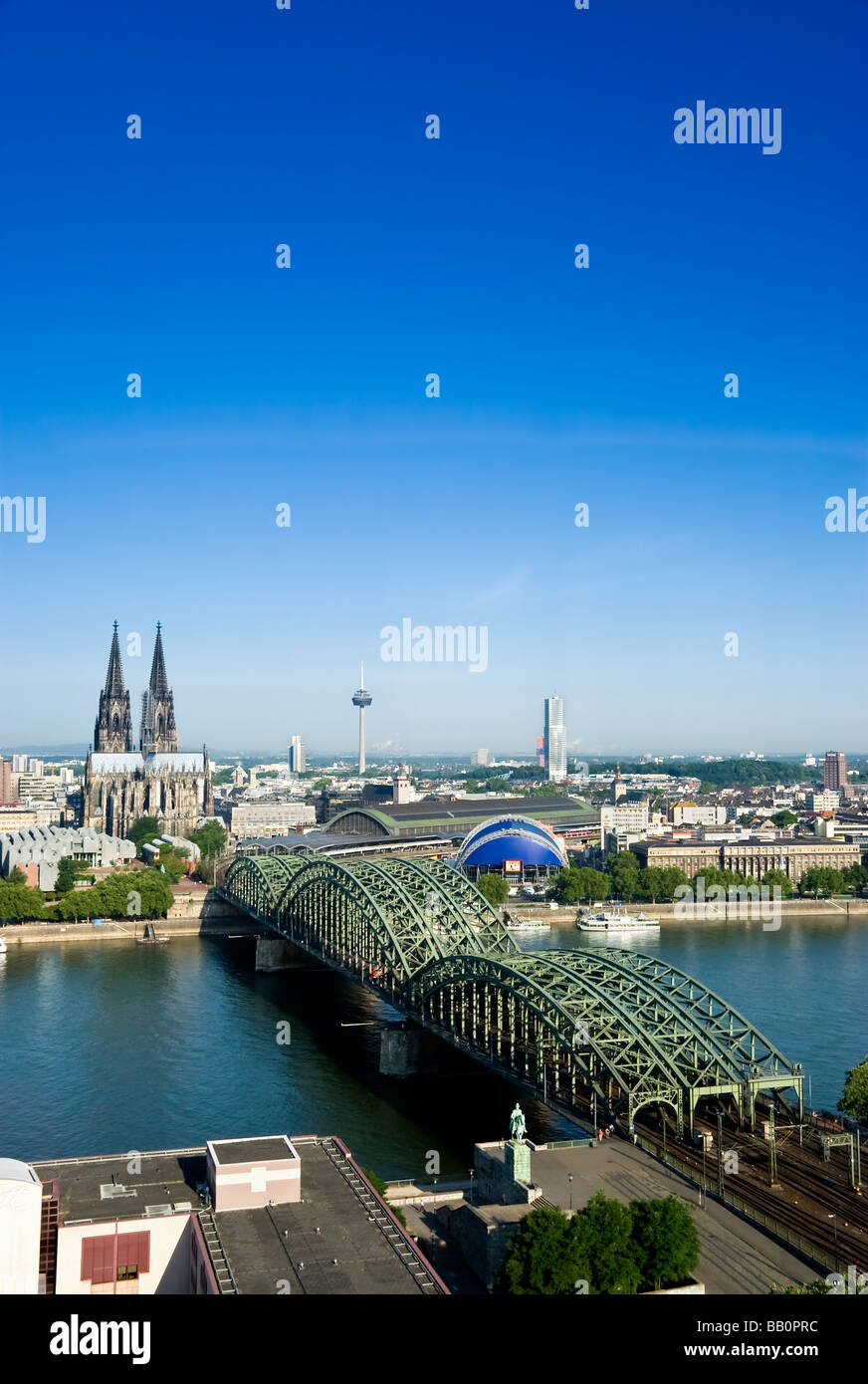 Brucke Hohenzollern (Pont) et de la cathédrale de Cologne avec Colonius, au-delà de la tour de Cologne, Allemagne Banque D'Images