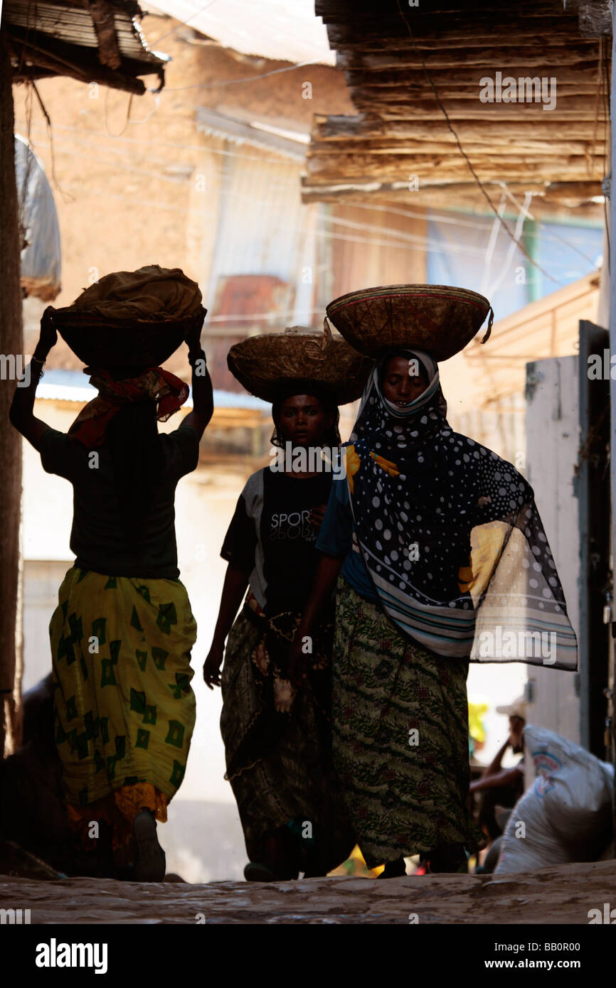 Les femmes portant des paniers dans une ruelle dans le vieux Harar Ethiopie Banque D'Images