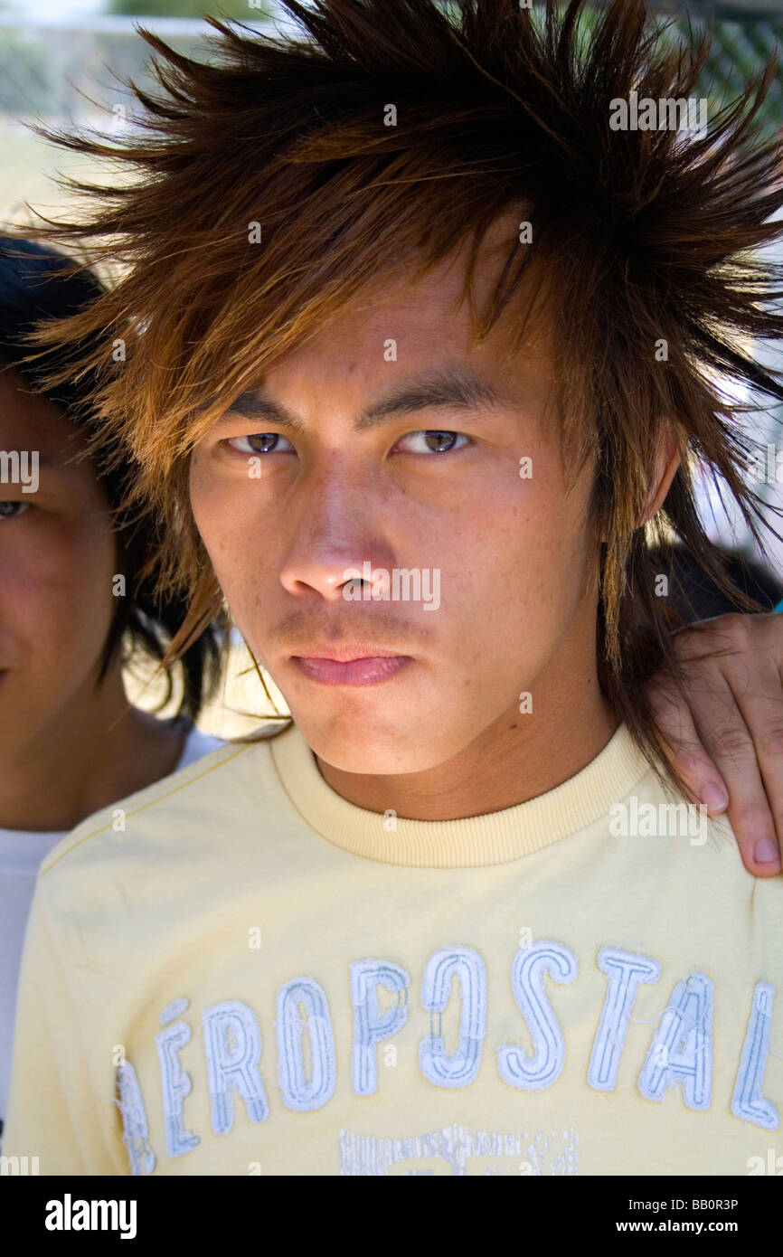 Musicien rock grave avec cheveux hérissés à son stand. Sports Festival Hmong McMurray Domaine St Paul Minnesota USA Banque D'Images