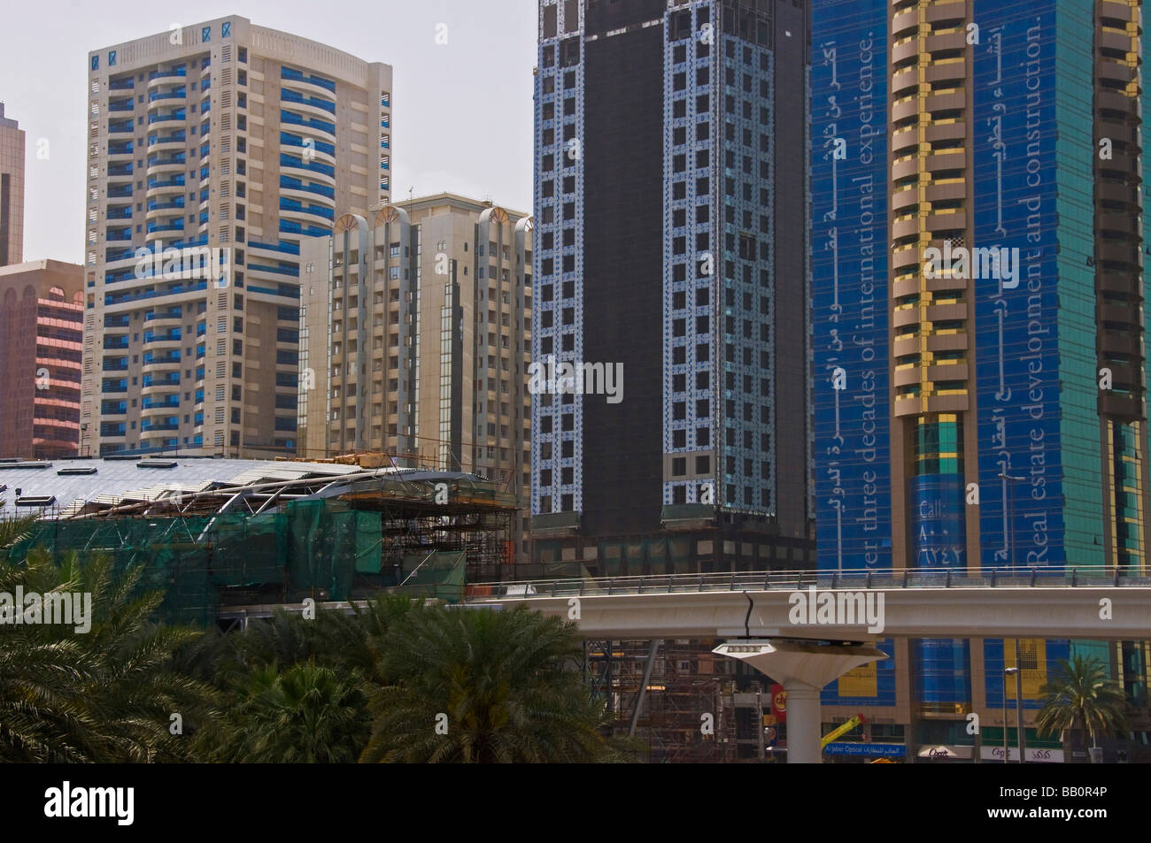 La construction du nouveau métro sur Sheik Zayed road Dubai Banque D'Images