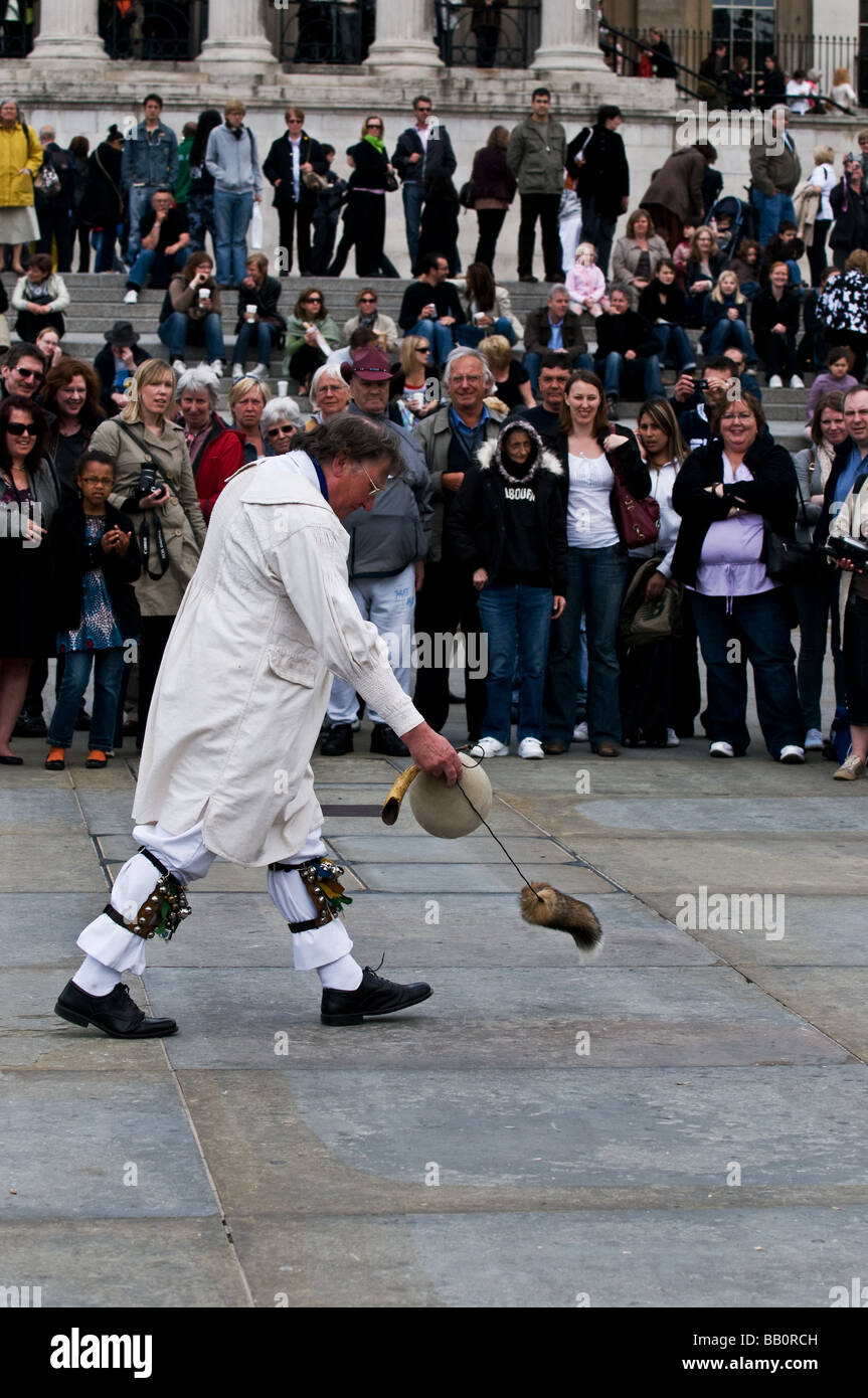 L'imbécile de Whitchurch Morris Men effectuant à la Westminster Jour de la danse à Londres. Photo par Gordon 1928 Banque D'Images