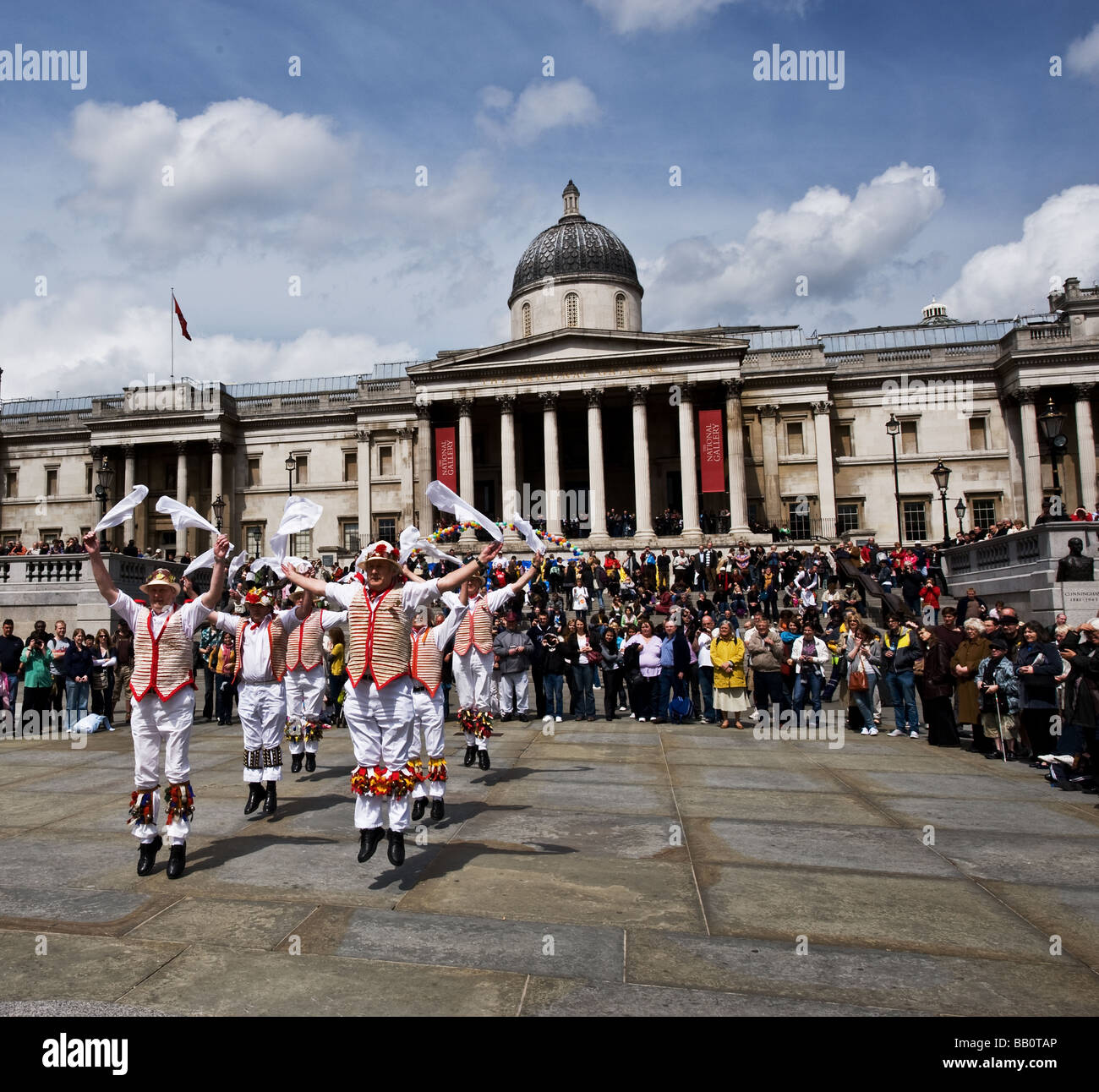 Thaxted Morris Men dancing à la Westminster Jour de la danse à Trafalgar Square à Londres. Photo par Gordon 1928 Banque D'Images