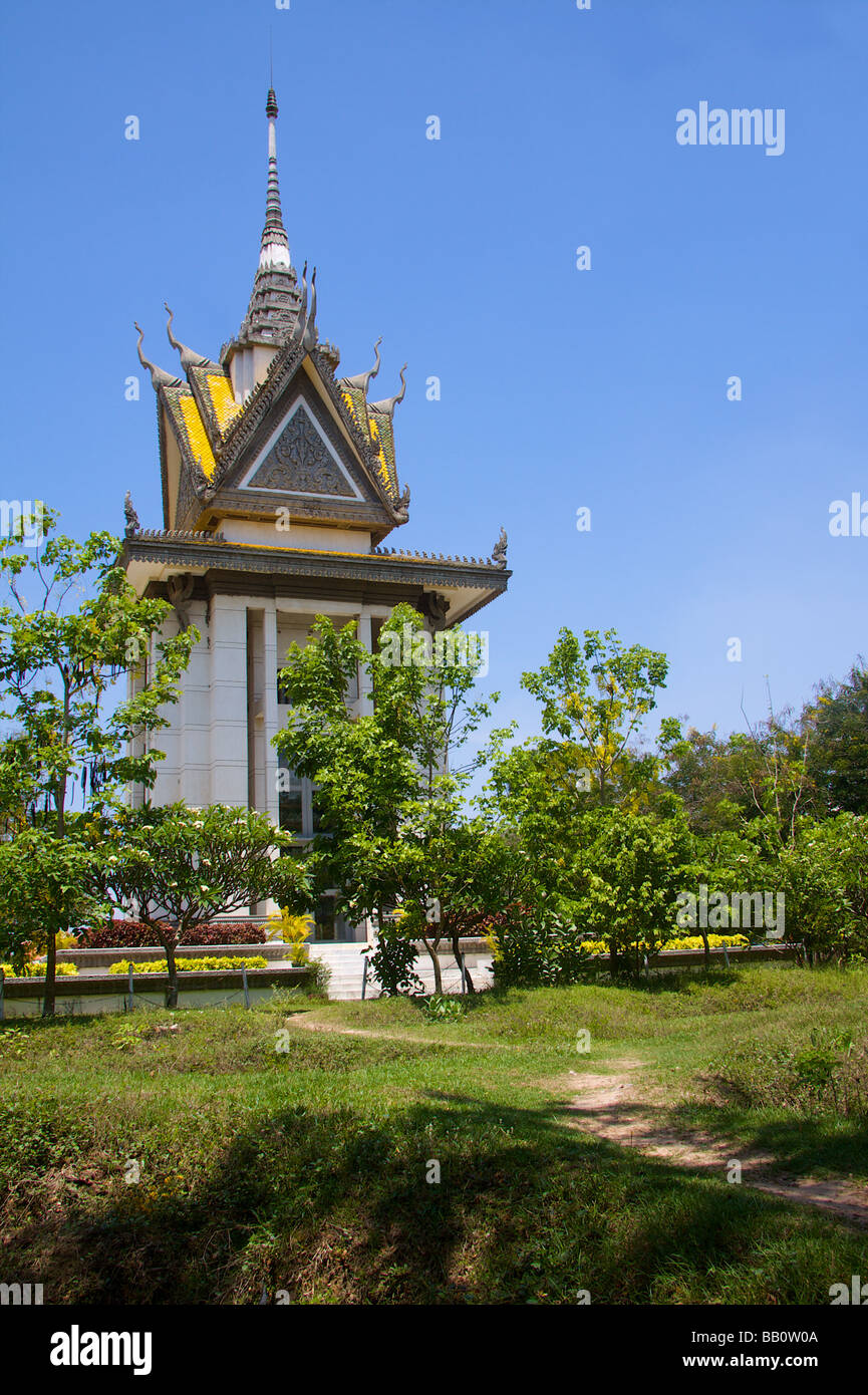 Stupa commémoratif au champs de la mort à l'extérieur de Phnom Penh, Cambodge Banque D'Images