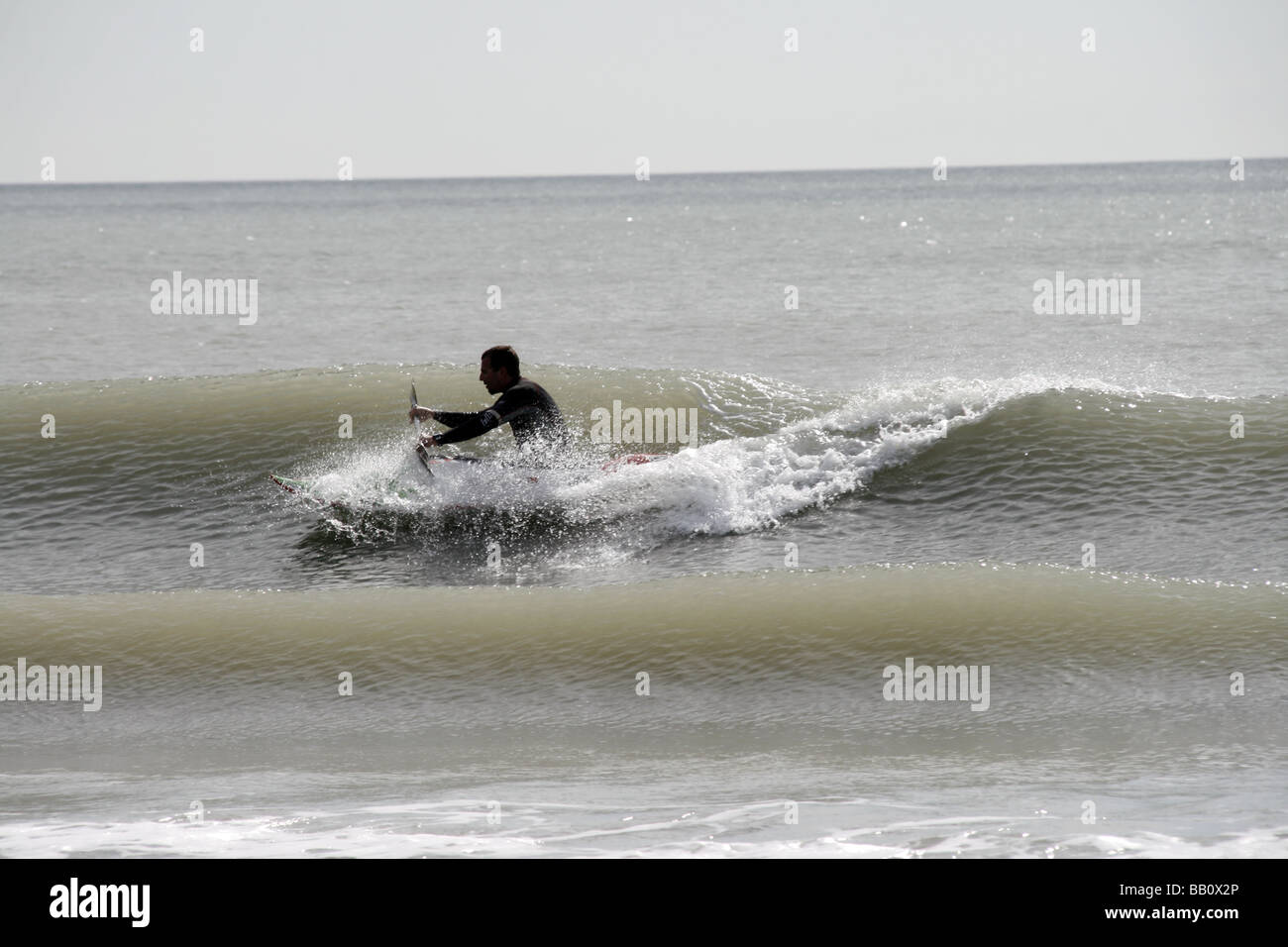 Un canoéiste équitation vagues à Ostia Italie Banque D'Images