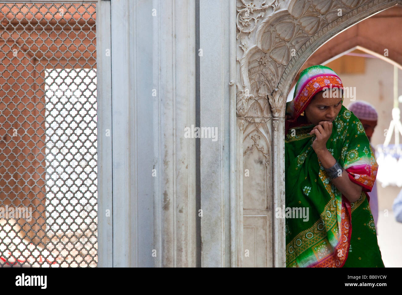 Femme musulmane à Nizamuddin culte à Delhi Inde Banque D'Images