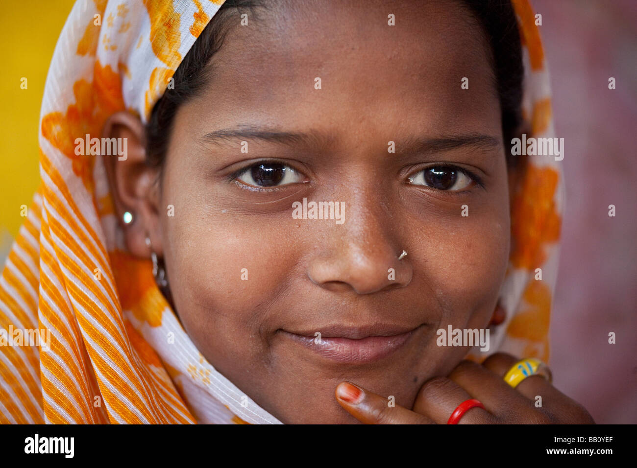 Jeune fille musulmane à l'intérieur de Nizamuddin culte à Delhi Inde Banque D'Images