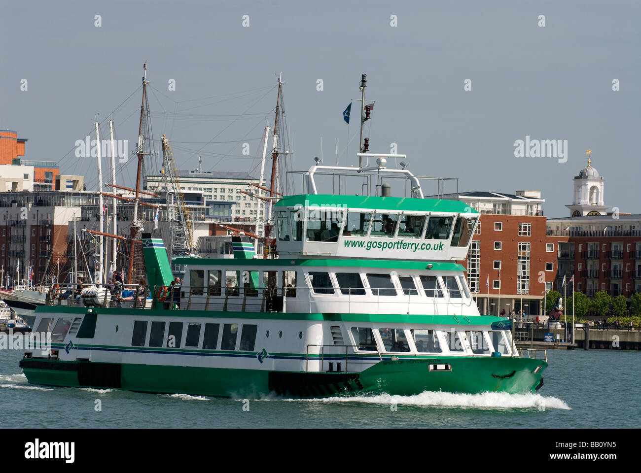 Le Gosport Ferry en route depuis le port de Portsmouth à Gosport, Hampshire, Royaume-Uni Banque D'Images