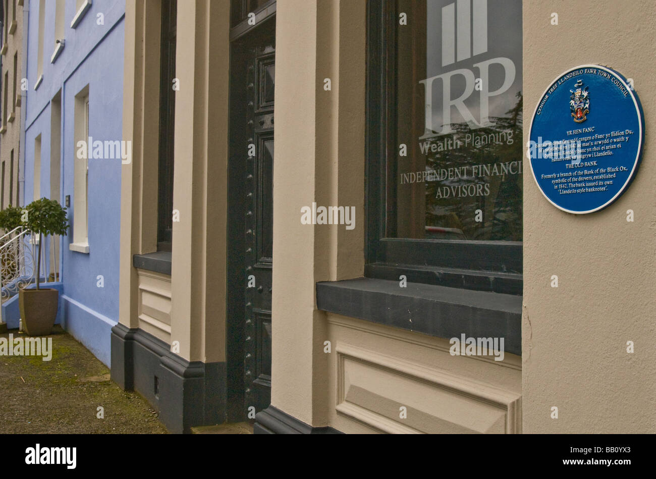 Blue Plaque indiquant l'emplacement des Toucheurs historique Banque en Llandeilo Carmarthenshire Banque D'Images