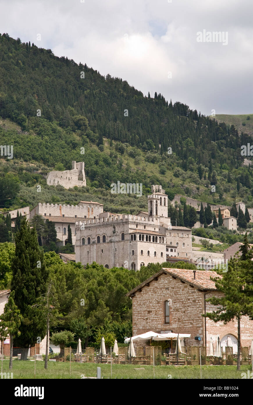 Gubbio est une commune de l'extrême nord-est de la province italienne de Pérouse (Ombrie) Il est situé sur la première pente de Mt. Ingino, une petite montagne des Apennins. Banque D'Images