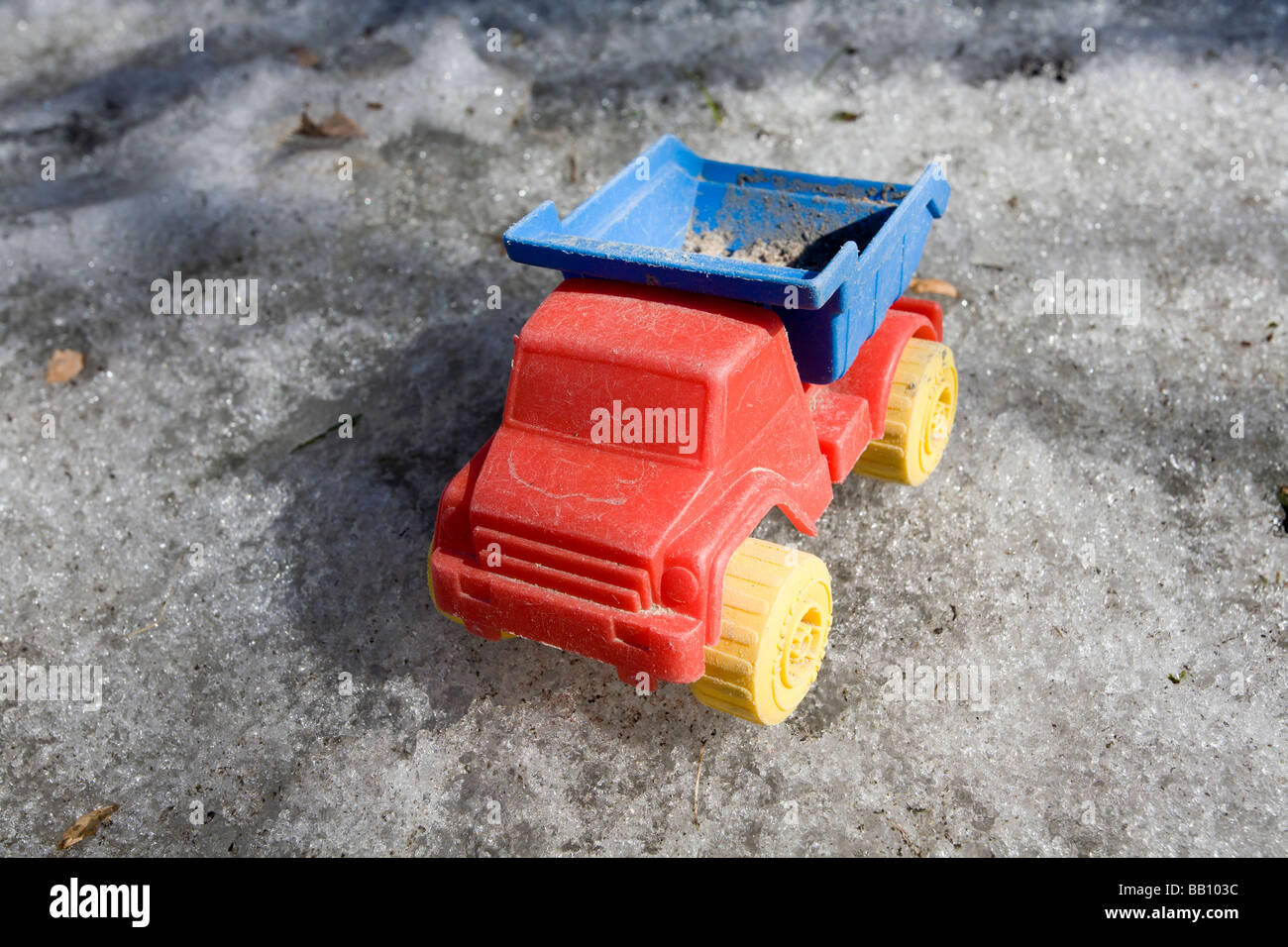 Camion jouet en plastique coloré sur le sol Banque D'Images