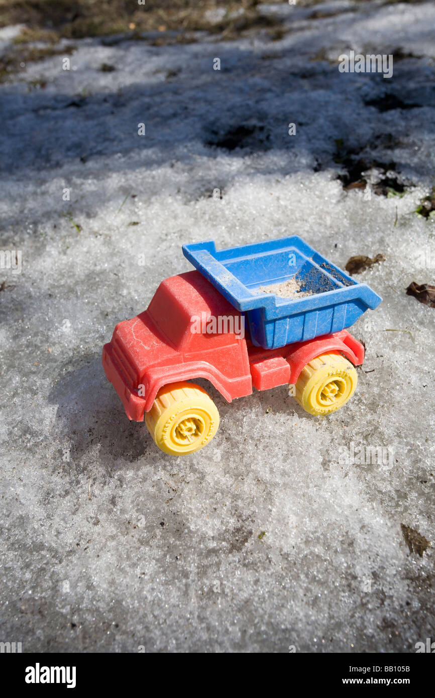 Camion jouet en plastique coloré sur le sol Banque D'Images