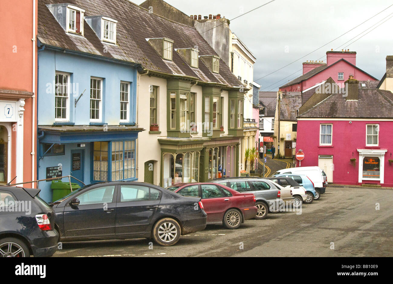 Maisons colorées à Llandeilo, un marché et de l'agriculture dans la ville de Galle Carmarthenshire Banque D'Images