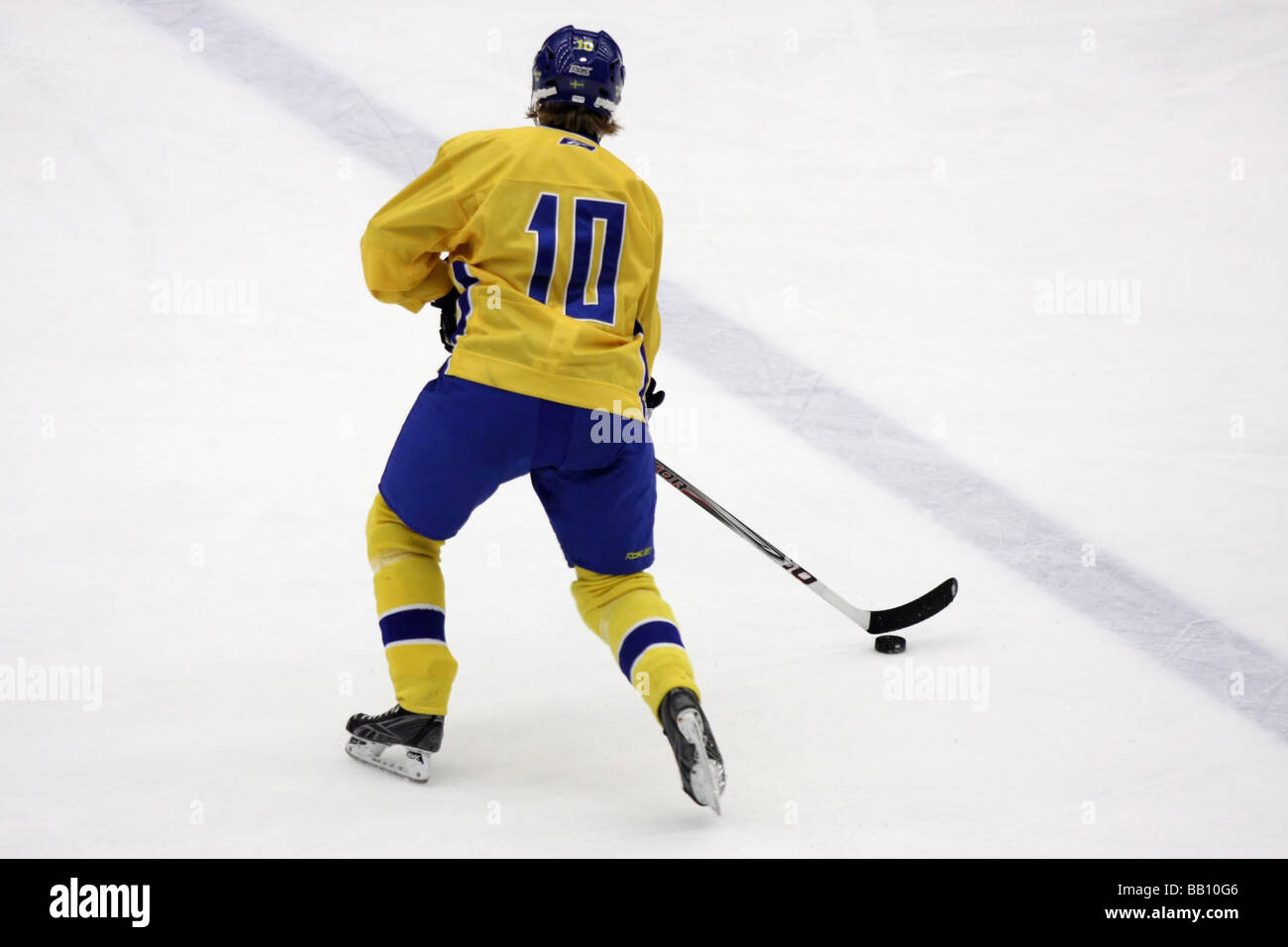 Un joueur suédois no 10 Adam Larsson avec la rondelle en U18ice-tournoi de hockey. Banque D'Images