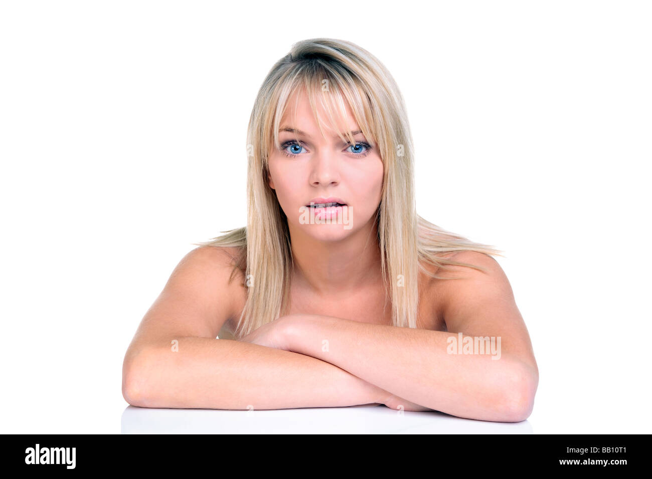 Tête et des épaules d'une belle jeune femme aux cheveux blonds isolé sur fond blanc Banque D'Images