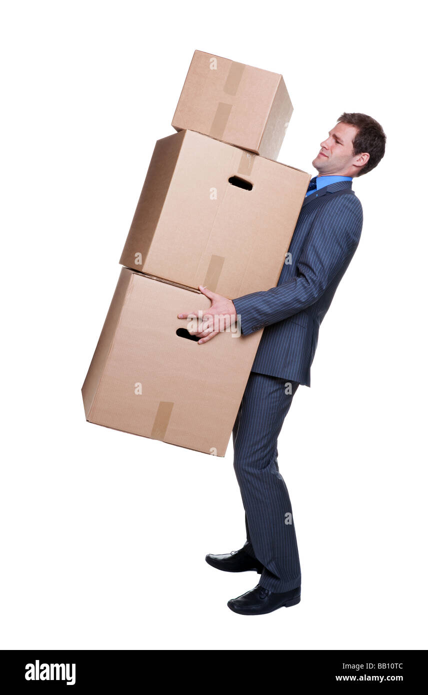 Businessman luttant pour transporter quelques lourdes boîtes isoalted sur fond blanc Banque D'Images