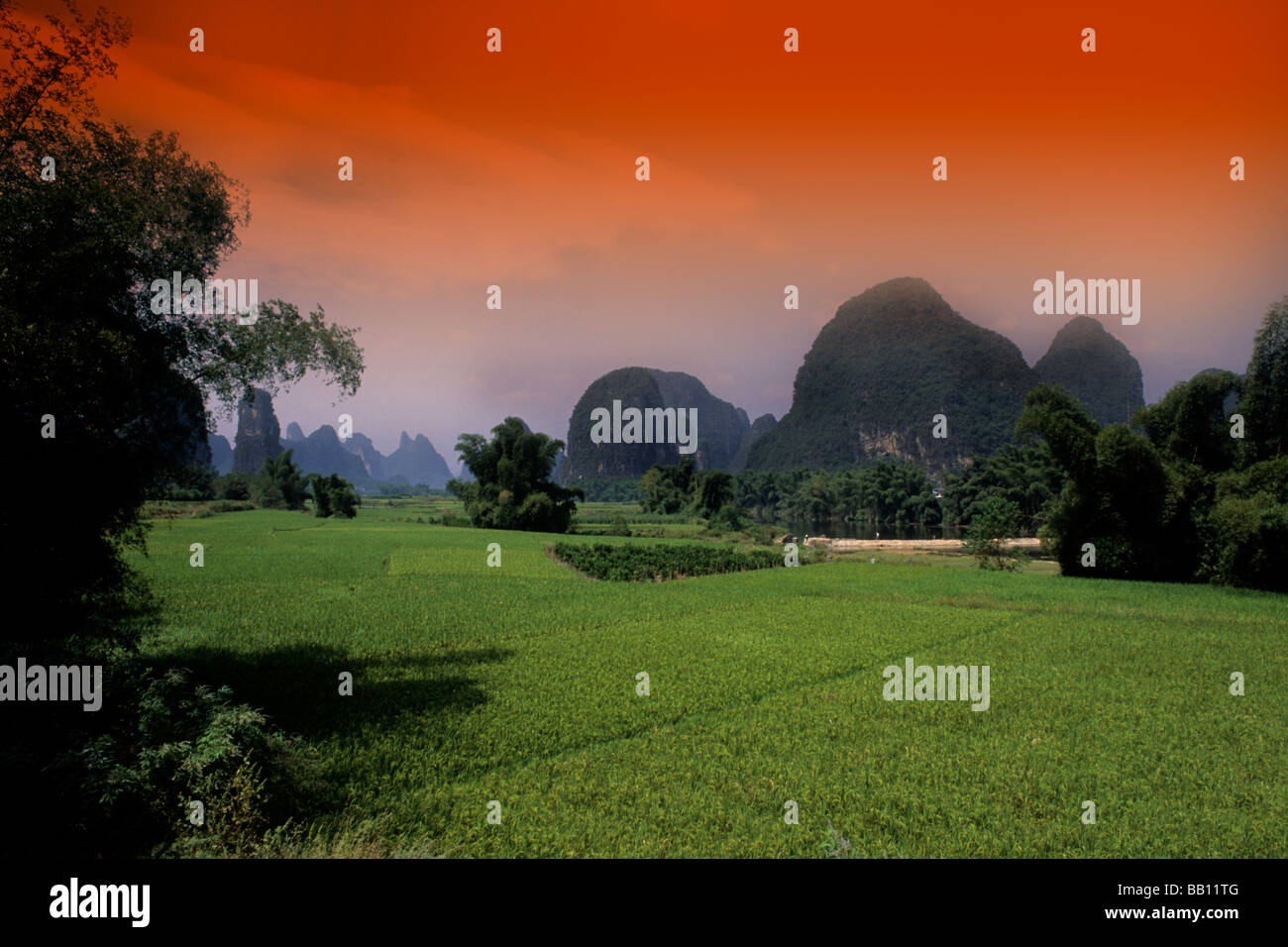 Ragged merveilleux montagnes de calcaire dans la zone agricole et dans la rivière Li Yangshuo Guilin unique salon de Chine Banque D'Images Ragged merveilleux montagnes de calcaire dans la zone agricole et dans la rivière Li Yangshuo Guilin unique salon de Chine Banque D'Images