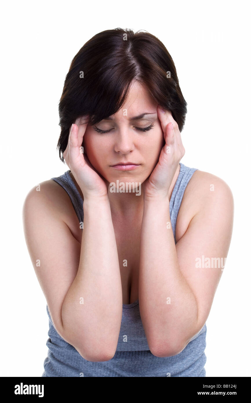 Femme avec une migraine tenant ses mains contre le côté de sa tête isolé sur fond blanc Banque D'Images