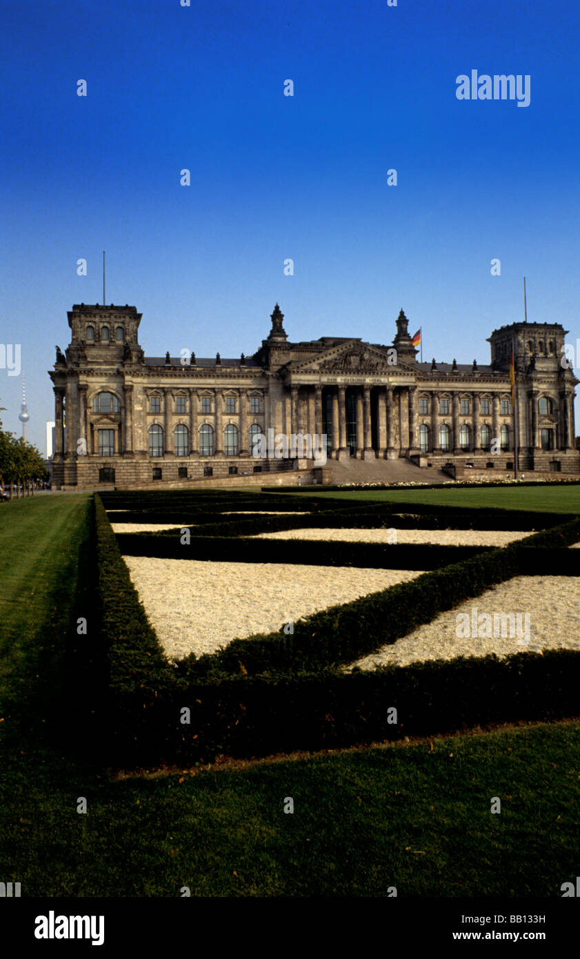 La vie en Allemagne à Berlin le célèbre bâtiment du Reichstag Hitler avec drapeau allemand à Berlin, Allemagne Banque D'Images