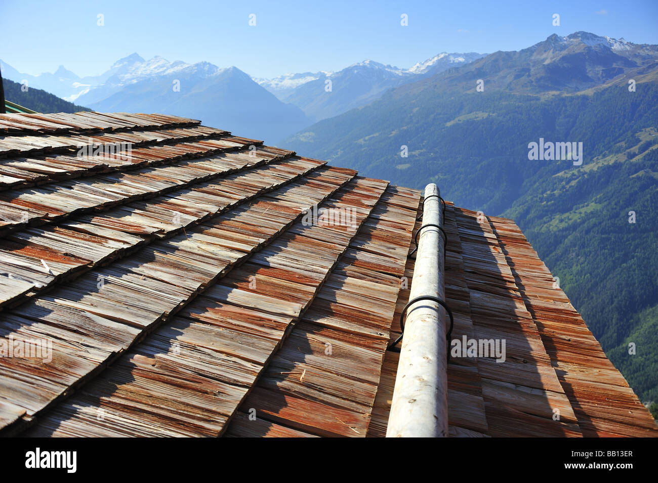 Toit en tuiles-traditionnellement en Suisse, à l'aide de tuiles en bois de tremble. Le bois est soit le pin ou le cèdre Banque D'Images