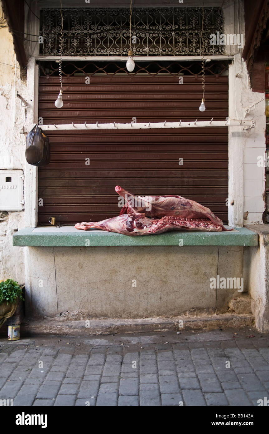 Boucherie fermé avec carcasse laissée sur le comptoir pour les éléments. Pas enveloppé, non réfrigérées Banque D'Images