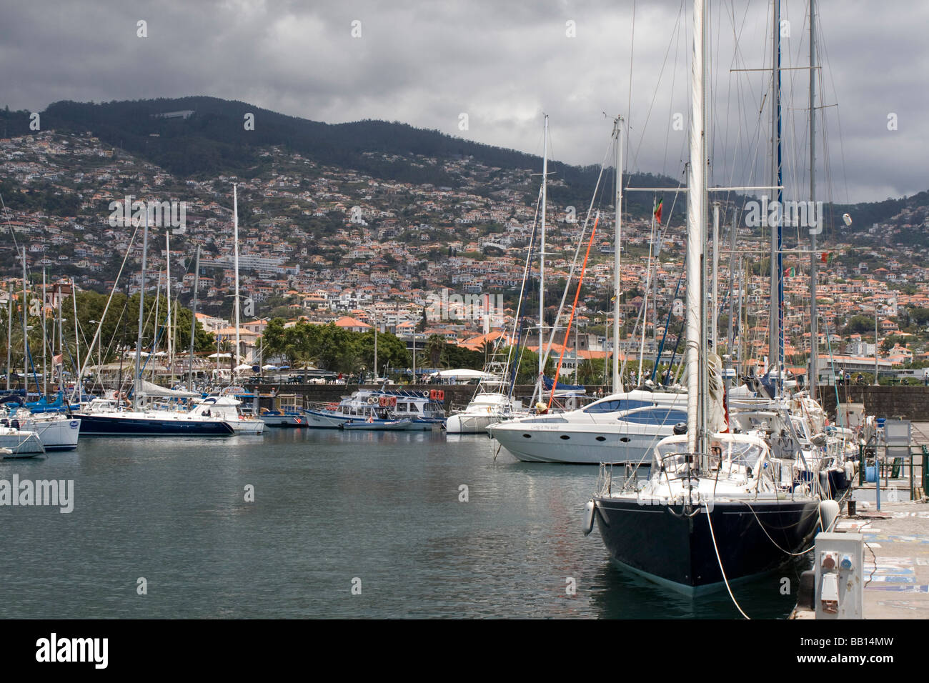 Ville de bord de mer de Funchal à Madère l