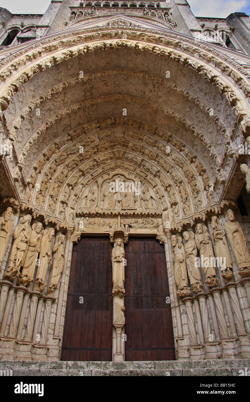 Sculptures sur pierre autour de l'une des portes de la cathédrale de Chartres. La France. Banque D'Images