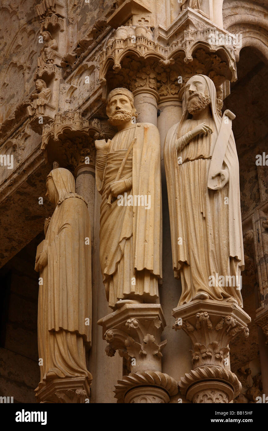 Les figures sculptées en pierre à côté d'une des portes de la cathédrale de Chartres. La France. Banque D'Images
